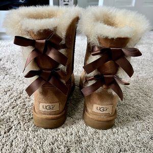 UGG- Bailey Bow II, Chestnut